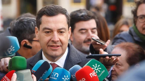 El presidente de la Junta de Andalucía, Juanma Moreno, atiende a los medios. ALEX ZEA (EUROPA PRESS)