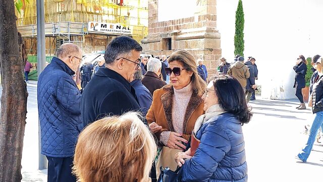 El párroco habla con vecinas del barrio