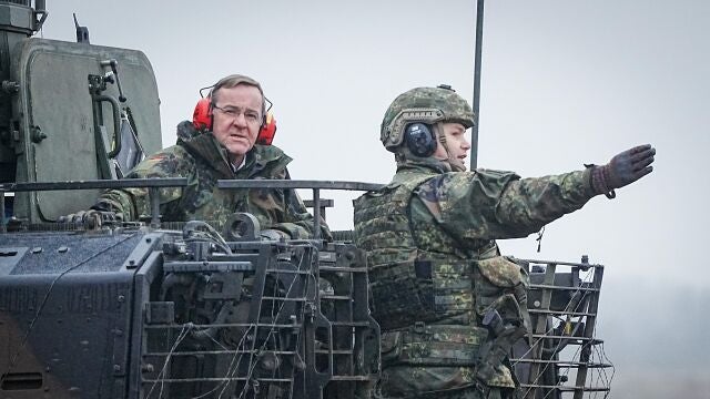 El ministro de Defensa alemán, Boris Pistorius, conversa con soldados durante su visita a la zona de entrenamiento del Ejército en Altengrabow