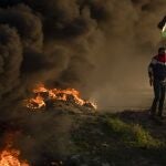Palestinos queman neumáticos durante las protestas palestinas en Yenín (Cisjordania)