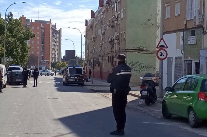 Agente de la Policía Nacional cercando la zona de la vivienda mientras continúan las negociaciones. EUROPA PRESS