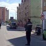 Agente de la Policía Nacional cercando la zona de la vivienda mientras continúan las negociaciones. EUROPA PRESS