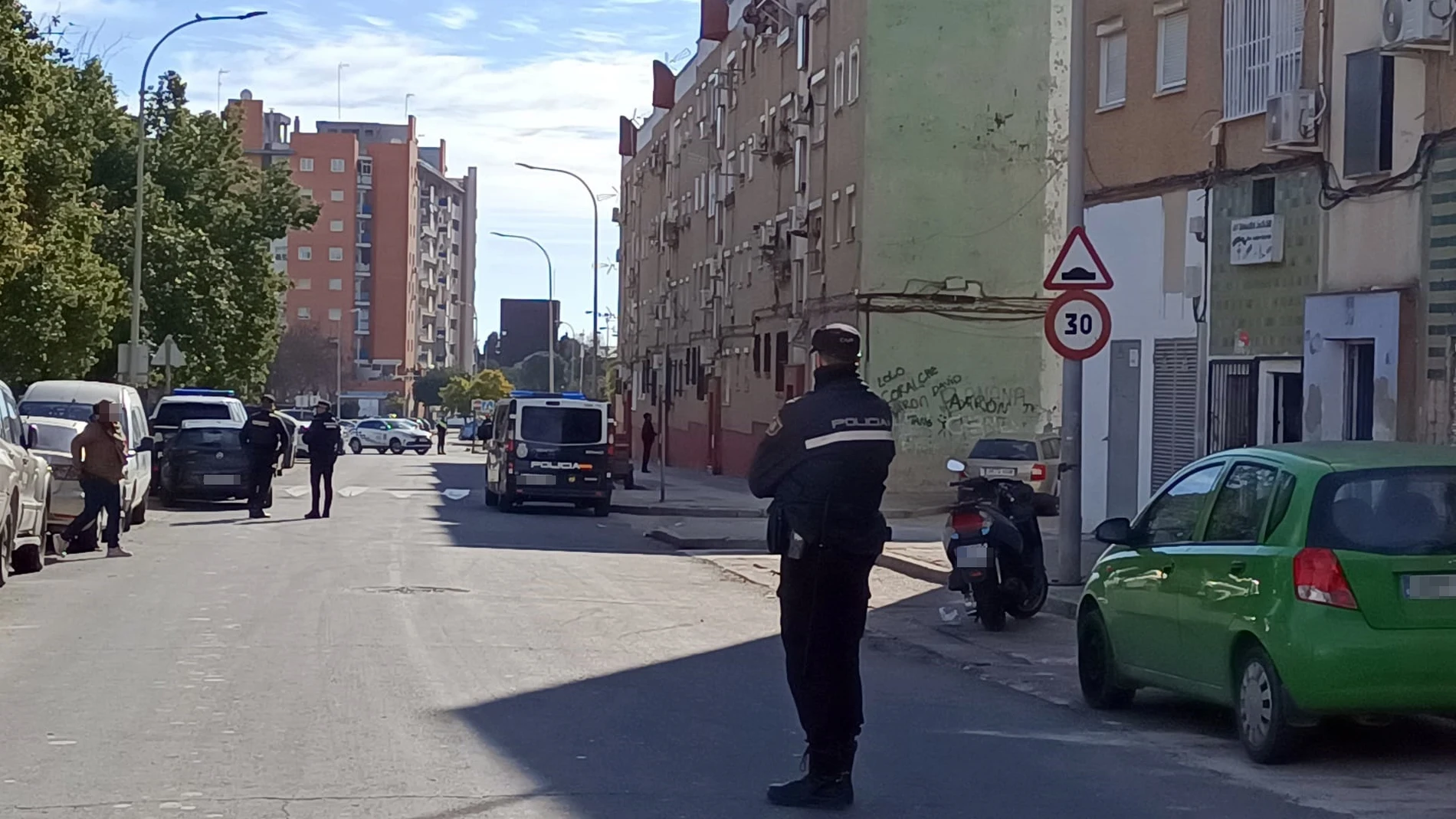Agente de la Policía Nacional cercando la zona de la vivienda mientras continúan las negociaciones. EUROPA PRESS