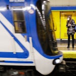 Dos mujeres esperan a un Metro suben en el andén de la estación de Metro de Callao