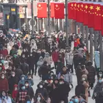 Personas pasean por una de las calles principales de Shanghái