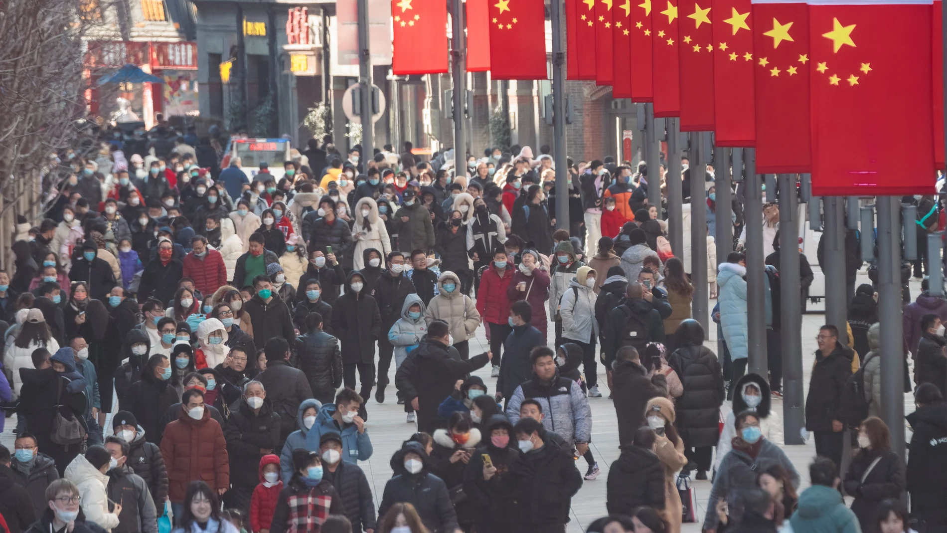 Personas pasean por una de las calles principales de Shanghái