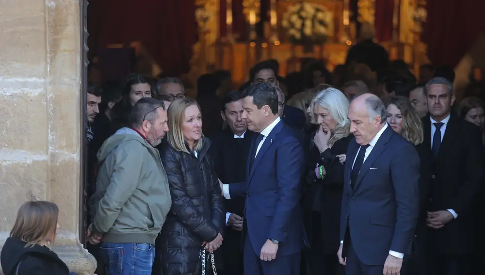 El presidente de la Junta de Andalucía Juanma Moreno (c) acompañado del alcalde de Algeciras, José Ignacio Landaluce (d)a la salida de la iglesia al finalizar los oficios fúnebres. Europa Press