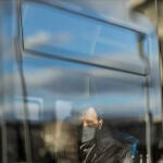 Viajero en un autobús de Madrid