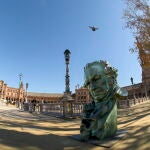 Una de las nueve réplicas de tamaño gigante de la estatuilla de Goya, que se entregan en la Gala del Cine Español, instalada en la Plaza de España de Sevilla