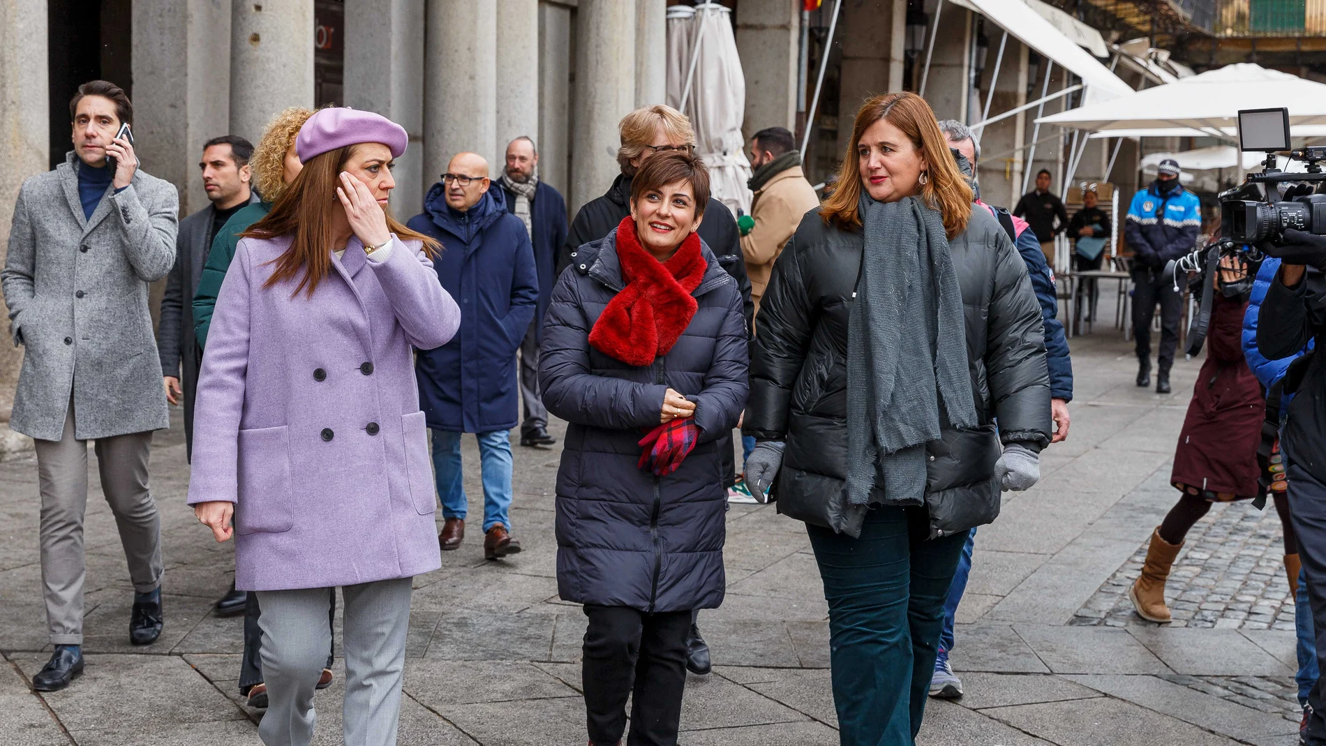 La ministra Isabel Rodríguez pasea por las calles de Segovia junto a la delegada del Gobierno en Castilla y León, Virginia Barcones, y la alcaldesa de Segovia, Clara Martín