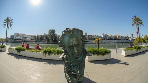Una de las nueve réplicas de tamaño gigante de la estatuilla de Goya, que se entregan en la Gala del Cine Español, instalada en el Paseo del Marqués de Contadero de Sevilla