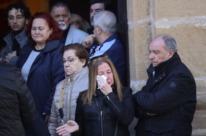 Familiares y amigos de Diego Valencia tras el funeral celebrado en Algeciras