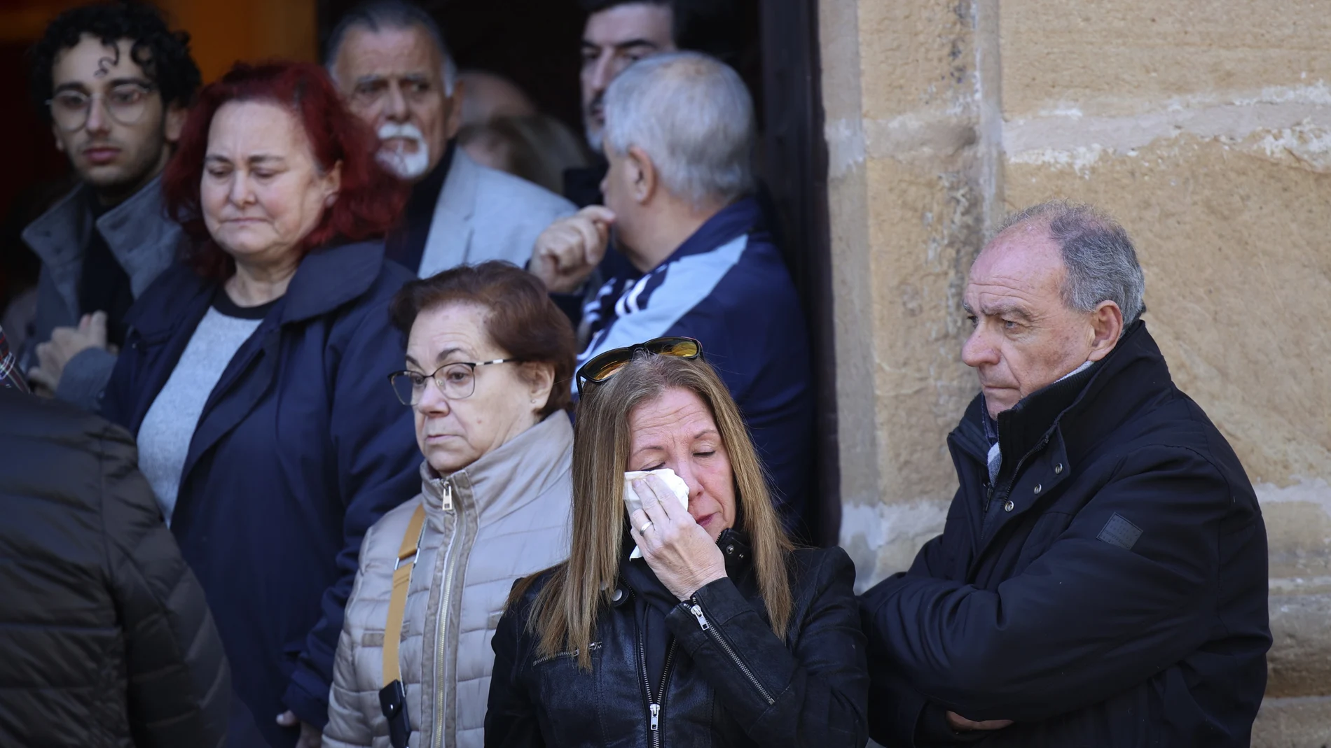 Familiares y amigos de Diego Valencia tras el funeral celebrado en Algeciras