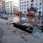La rotura de una tubería de Canal de Isabel II a la altura de la Ronda de Toledo sobre las dos de la tarde ha dejado sin agua a los hogares de distintos barrios del centro de Madrid, como La Latina, Acacias o Lavapiés