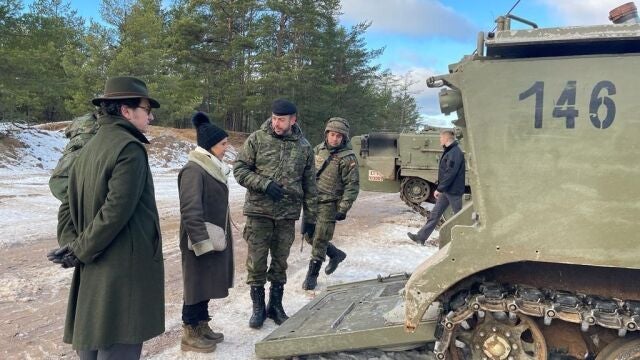 La ministra de Defensa, Margarita Robles, en la base de Adazi (Letonia).