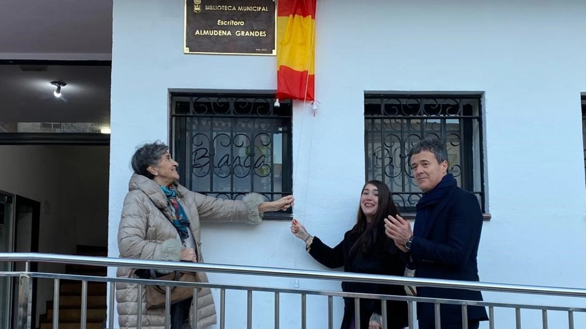 El Ayuntamiento de Blanca rinde homenaje a Almudena Grandes poniendo su nombre a la biblioteca municipal