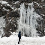 Las temperaturas bajo cero que se están registrando en el norte de Navarra hacen que grandes carámbanos de hielo cuelguen de las rocas junto a la carretera de Belagoa