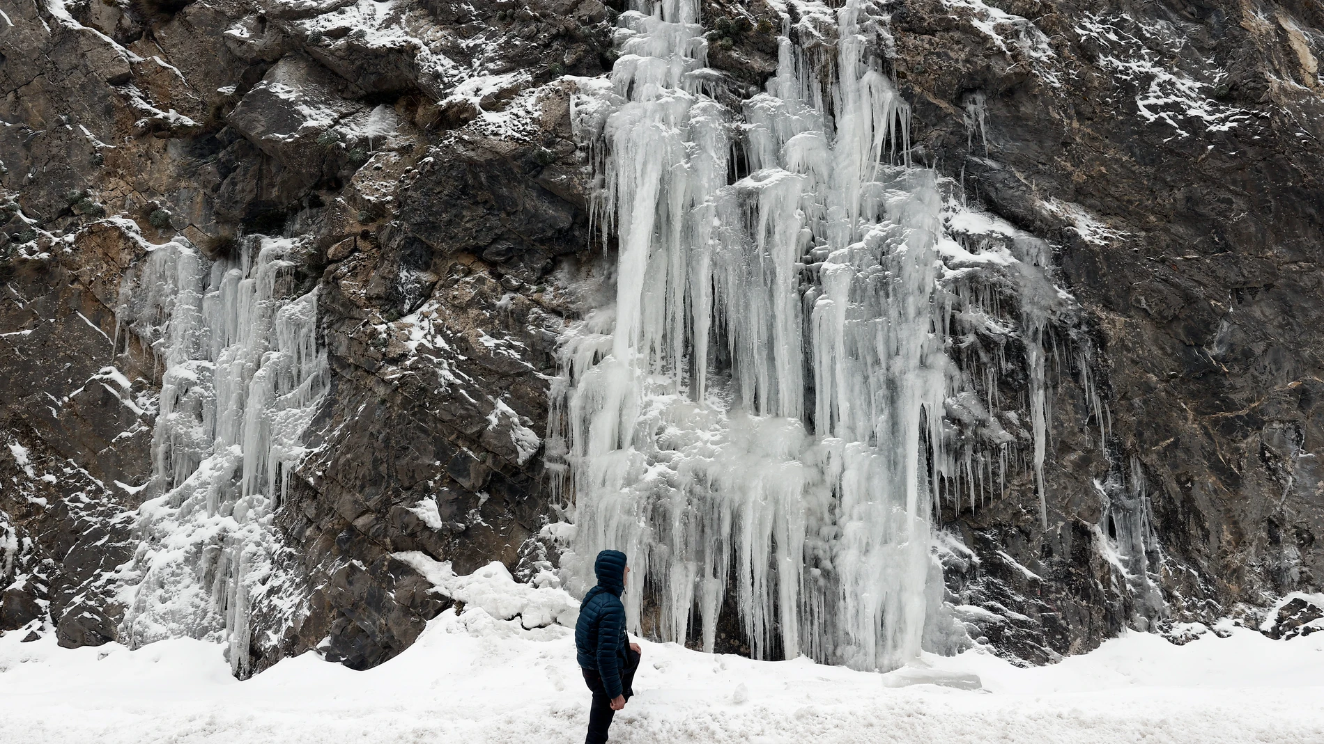 Las temperaturas bajo cero que se están registrando en el norte de Navarra hacen que grandes carámbanos de hielo cuelguen de las rocas junto a la carretera de Belagoa