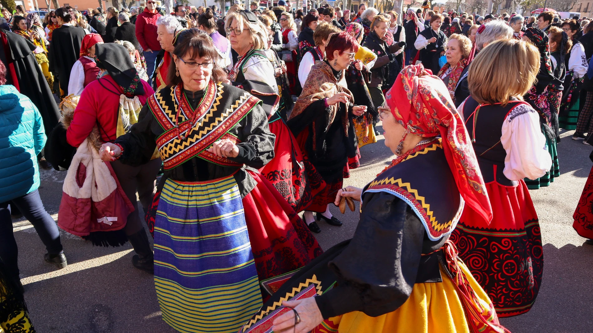 Encuentro provincial de águedas de Zamora en el que se dan cita cientos de mujeres vestidas con trajes tradicionales este sábado en Moraleja del Vino (Zamora). EFE/ Mariam A. Montesinos