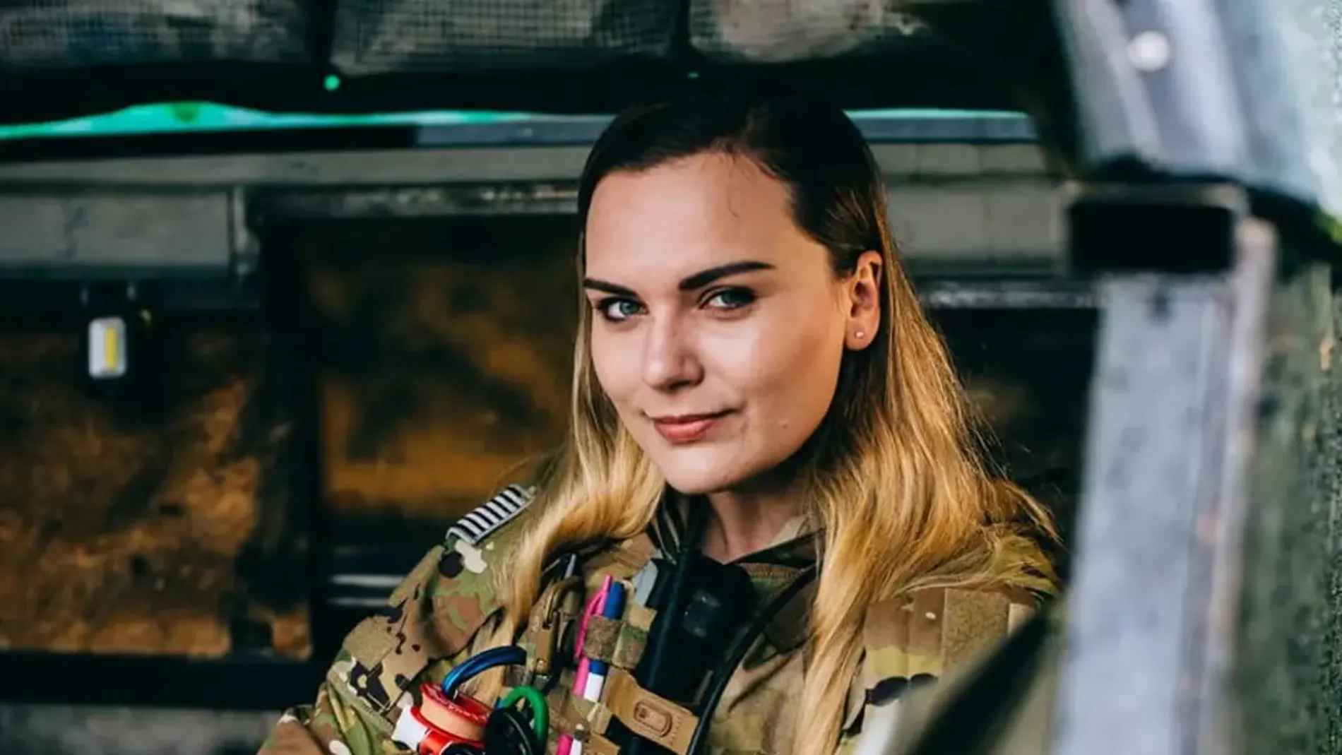 Iryna, de 24 años, es una voluntaria ucraniana que trabaja ayudando a los soldados heridos en el frente