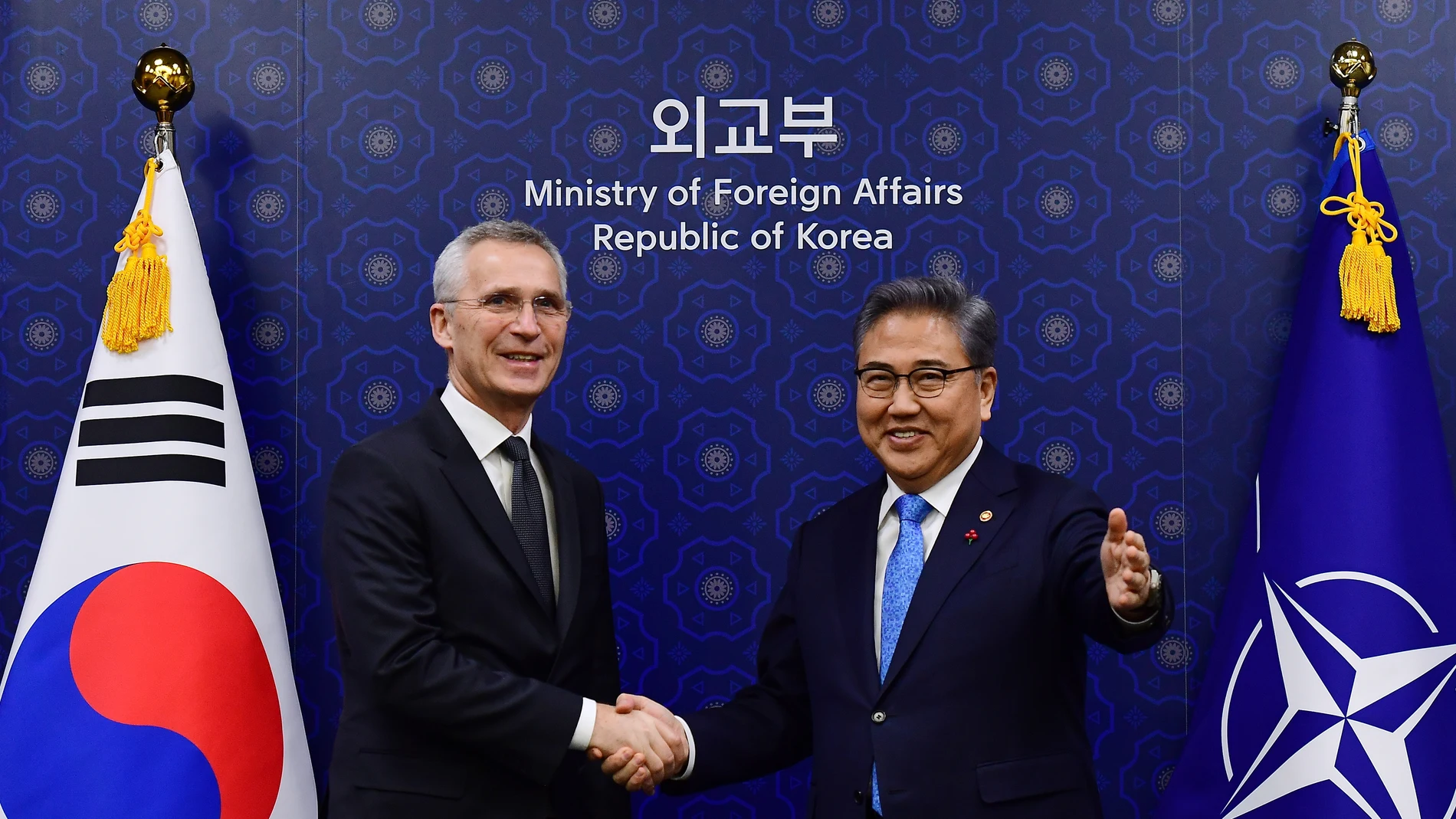 El secretario general de la OTAN, Jens Stoltenberg, con el ministro de Asuntos Exteriores de Corea del Sur, Park Jin