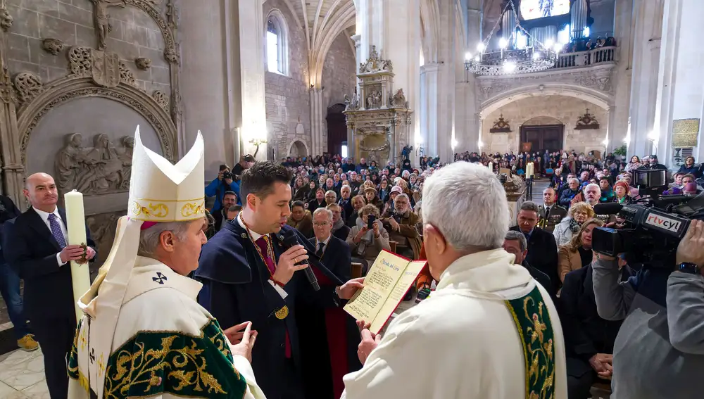 El alcalde de Burgos, Daniel de la Rosa, participa en la misa en honor a San Lesmes Abad