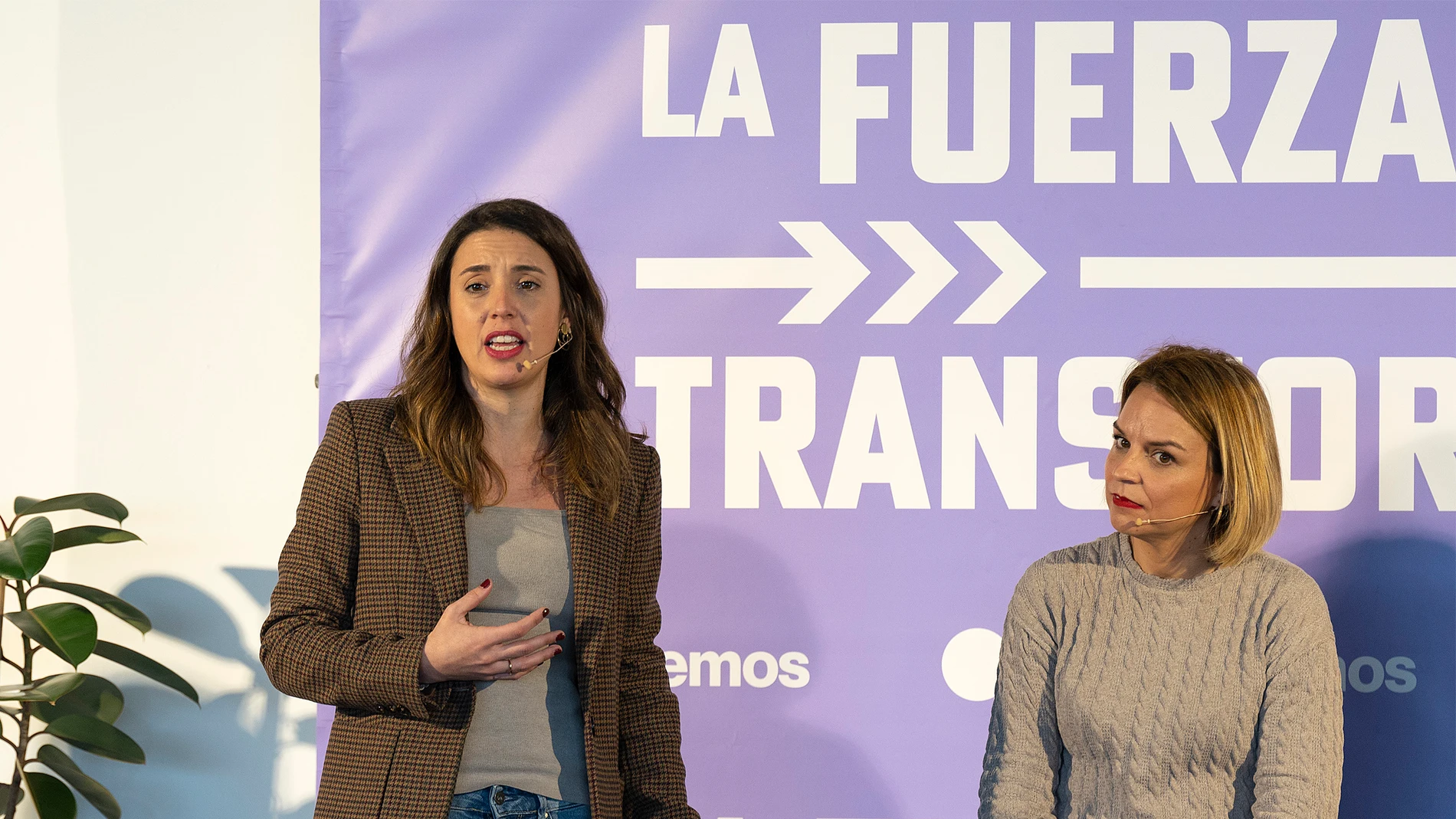 La ministra de Igualdad, Irene Montero (c), junto a Noemí Santana (2d), consejera del gobierno de Canarias de Derechos Sociales participa en un acto de apoyo a los candidatos de Podemos Canarias