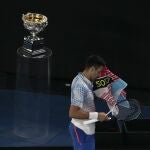 Novak Djokovic, en un instante de tregua en la final ante Tsitsipas