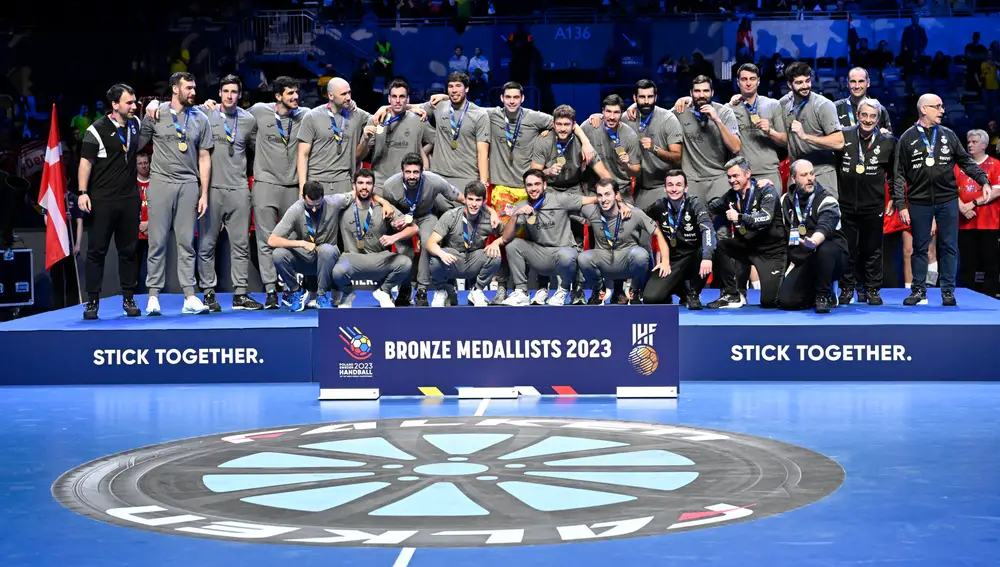 Stockholm (Sweden), 29/01/2023.- The Spanish team with their bronze medals after winning the IHF Men's World Championship handball bronze medal match between Sweden and Spain, in Stockholm, Sweden, 29 January 2023. (Balonmano, España, Suecia, Estocolmo) EFE/EPA/Jessica Gow SWEDEN OUT