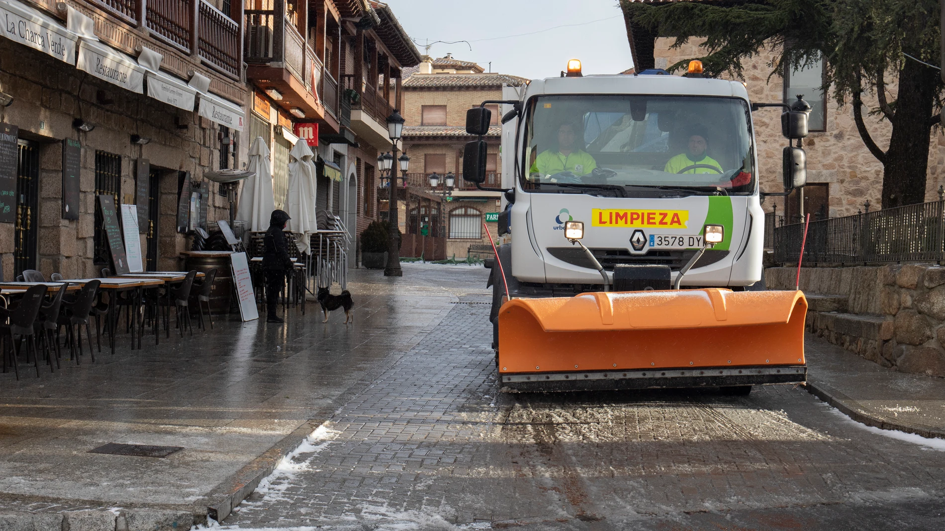 Un vehículo de limpieza quita nieve de la calle en Manzanares el Real