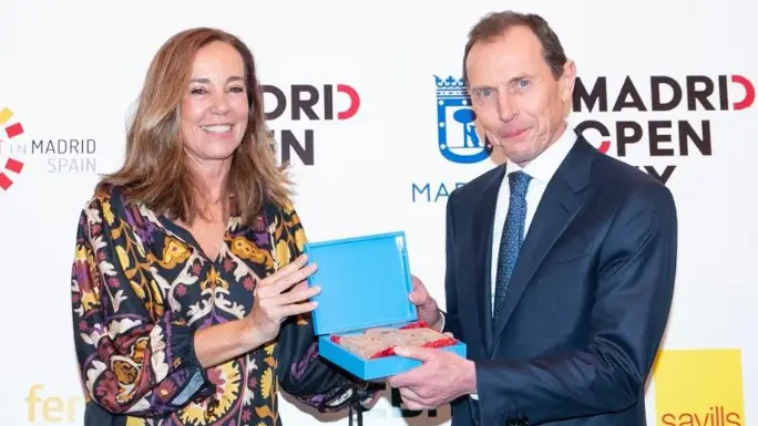 Mercedes Coghen entregando el premio a Emilio Butragueño