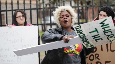 Manifestantes sostienen pancartas frente a la comisaría de Ridgeway del Departamento de Policía de Memphis