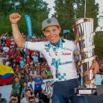 Supermán López, con el trofeo de ganador de la Vuelta a San Juan