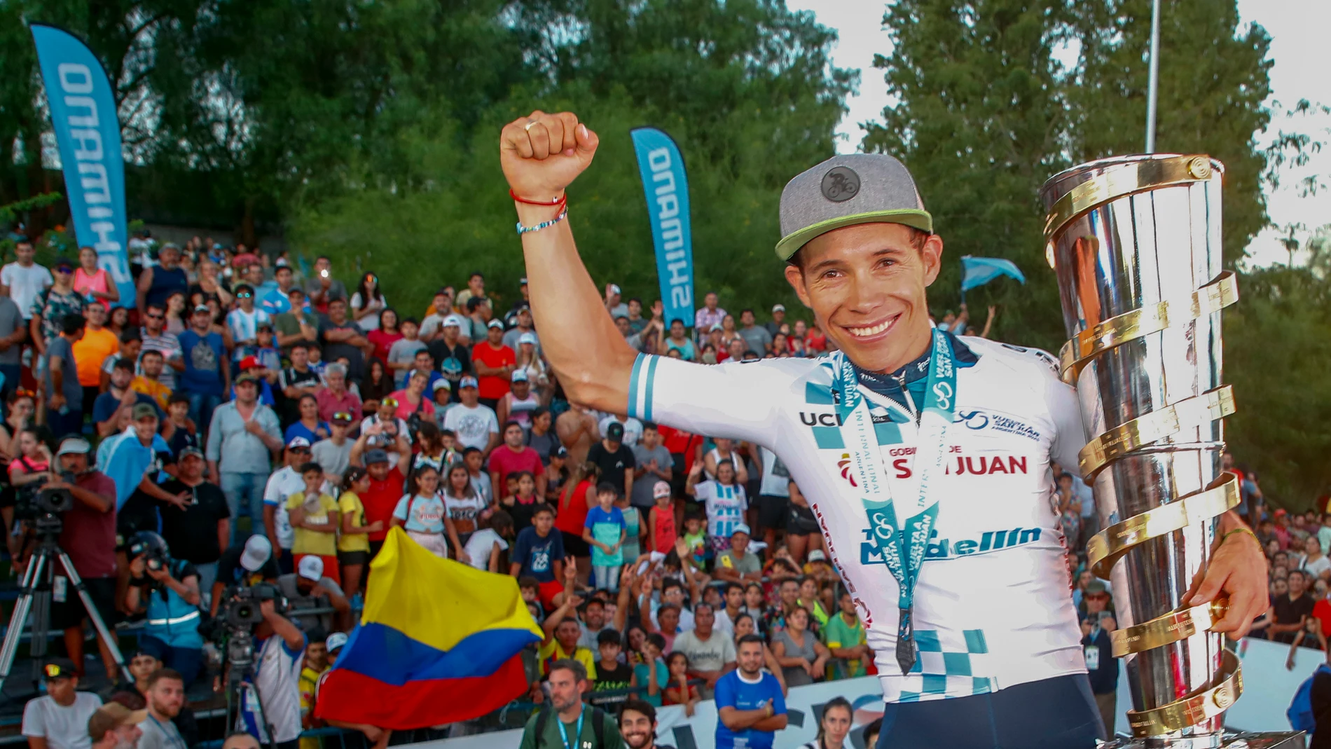 Supermán López, con el trofeo de ganador de la Vuelta a San Juan