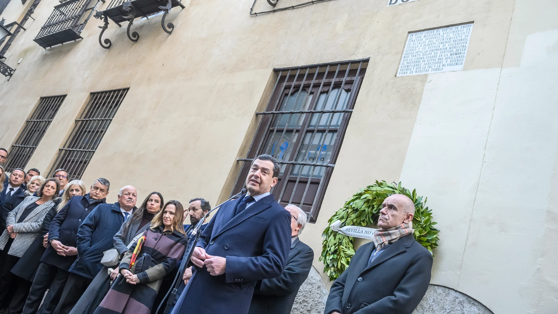 El presidente andaluz, Juanma Moreno, en su intervención en la calle Don Remondo con motivo del aniversario del asesinato a manos de ETA del concejal popular Alberto Jiménez Becerril y su esposa, la procuradora Ascensión García Ortiz. EFE/ Raúl Caro.