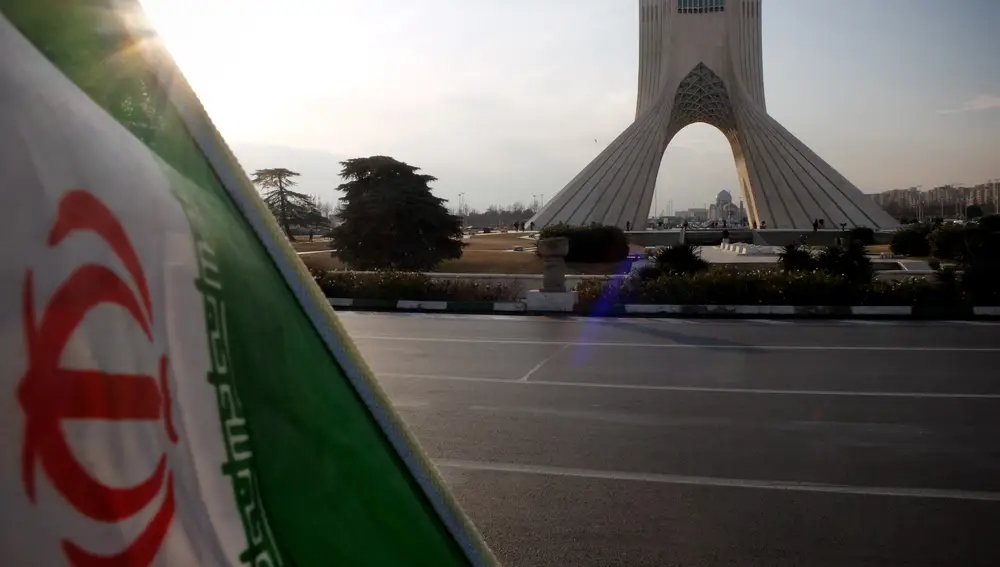 La plaza Azadi de Teherán es la que aparece en el vídeo en el que se ve a los dos jóvenes bailando por la noche 29/01/2023
