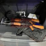 Los rifles hallados en el vehículo