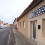 Vista del exterior del local de "Rural Tattoo", propiedad del tatuador Pedro Ferrero, en Santa Cristina de la Polvorosa, un pueblo de unos mil habitantes en la provincia de Zamora