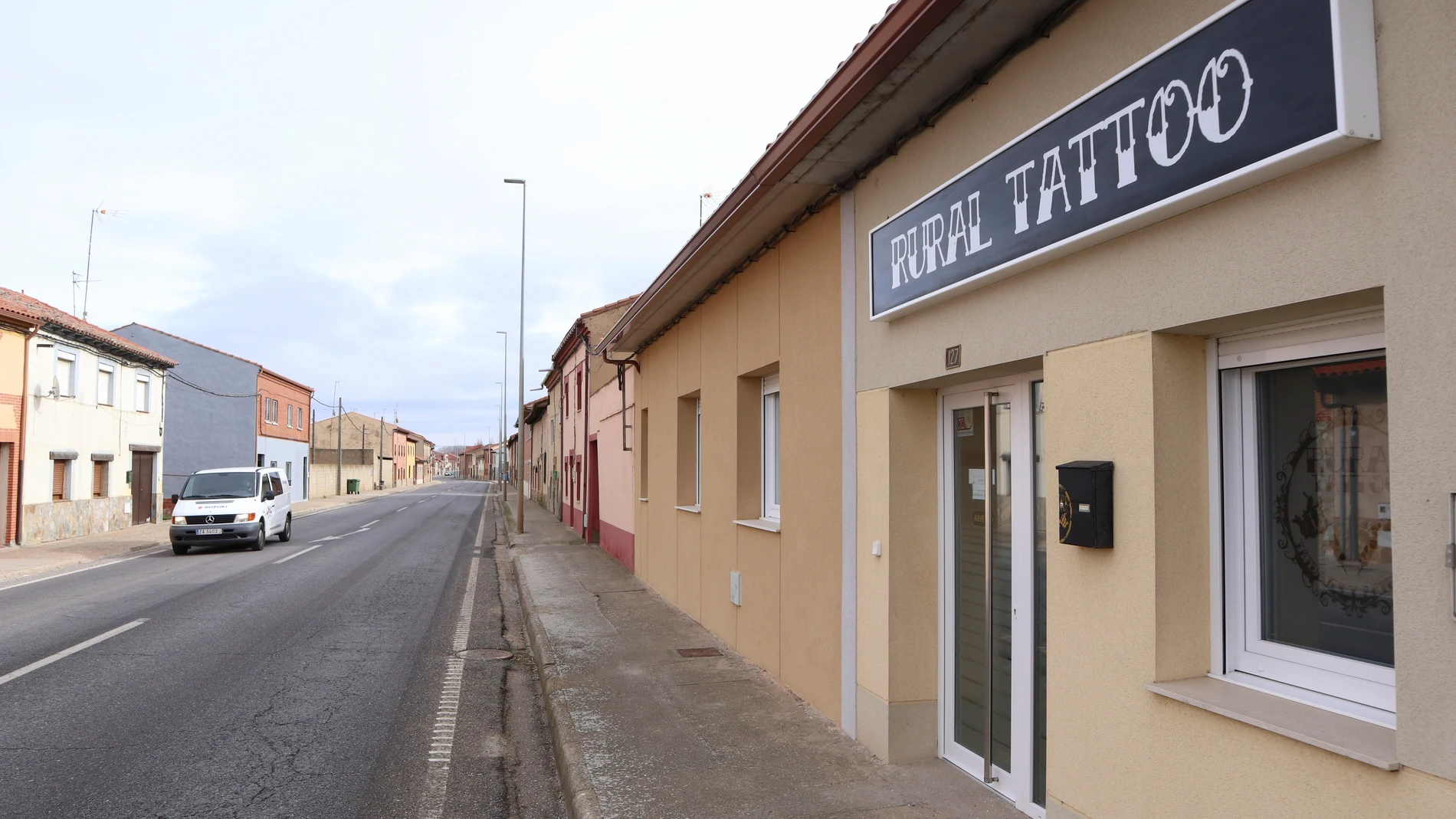 Vista del exterior del local de "Rural Tattoo", propiedad del tatuador Pedro Ferrero, en Santa Cristina de la Polvorosa, un pueblo de unos mil habitantes en la provincia de Zamora