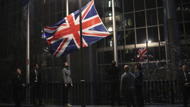 Imagen del 31 de enero de 2020 en la que funcionarios de la UE retiran la bandera británica de la sede del Parlamento Europeo en Bruselas
