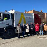 El director de Administración Local, Emilio Arroita, ha visitado San Esteban de Gormaz, en Soria, para la puesta en servicio de un nuevo camión de residuos sólidos urbanos
