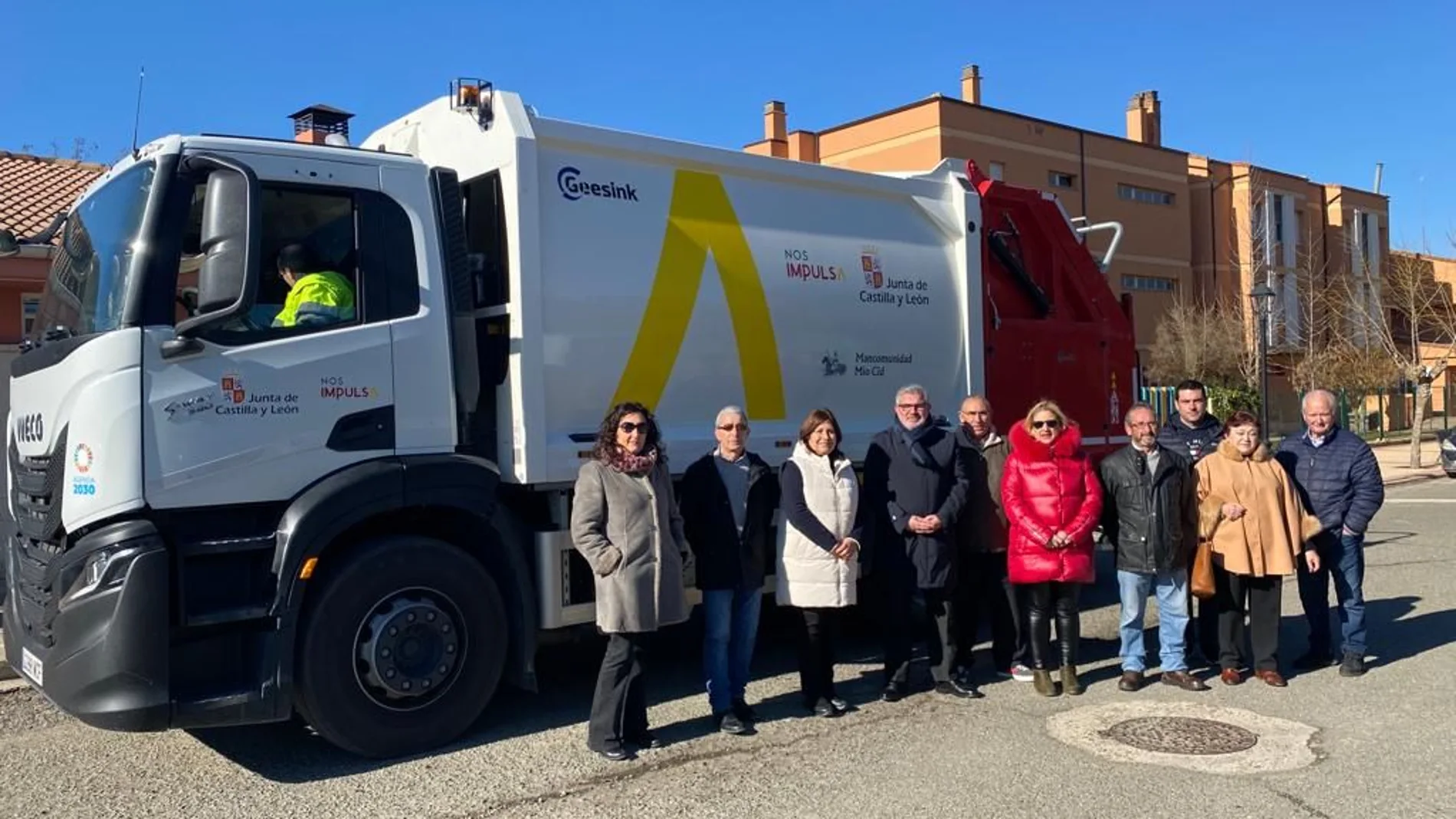 El director de Administración Local, Emilio Arroita, ha visitado San Esteban de Gormaz, en Soria, para la puesta en servicio de un nuevo camión de residuos sólidos urbanos