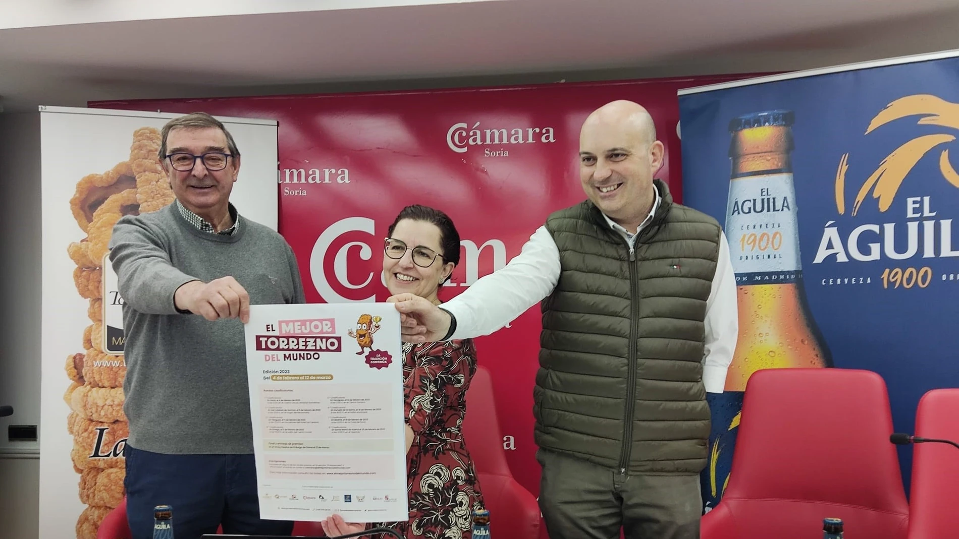 De izda a dcha, Samuel Moreno, Beatriz Martínez y Juanjo Delgado presentan el concurso 'El Mejor Torrezno del Mundo'