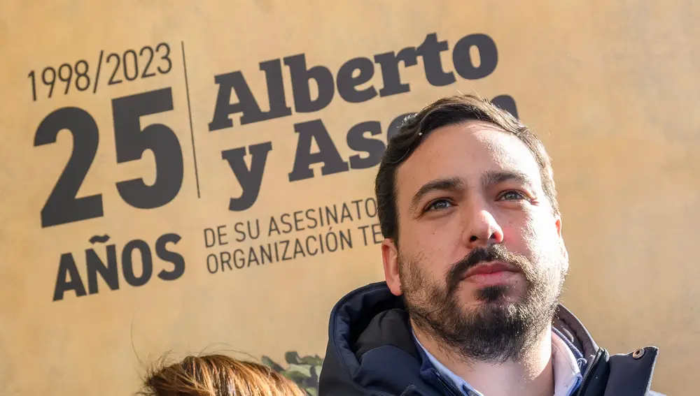 El hijo de la pareja asesinada, Alberto Jiménez Becerril, durante la inauguración hoy de la exposición de Mupis '25 años in Memoriam'