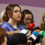 La secretaria de Estado de Igualdad, Ángela Rodríguez (i), y la delegada del Gobierno contra la Violencia de Género, Victoria Rosell (d)