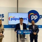 Los populares Francisco Vázquez atiende a la prensa en compañía de José Luis Sanz Merino y María Ángeles García