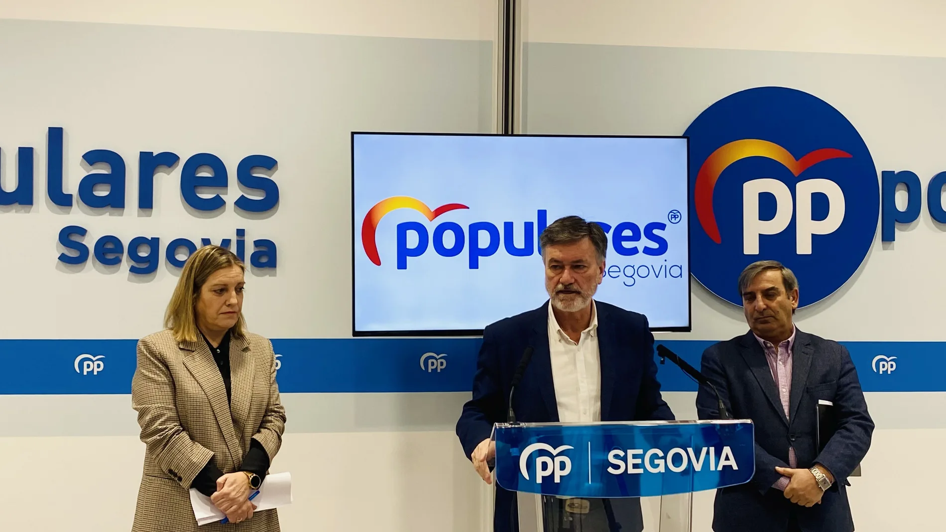 Los populares Francisco Vázquez atiende a la prensa en compañía de José Luis Sanz Merino y María Ángeles García