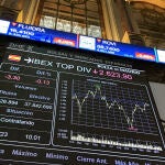 El principal selectivo español, el IBEX 35, baja el 0,30 % tras la apertura de este lunes, pero logra mantener el nivel de los 9.000 puntos