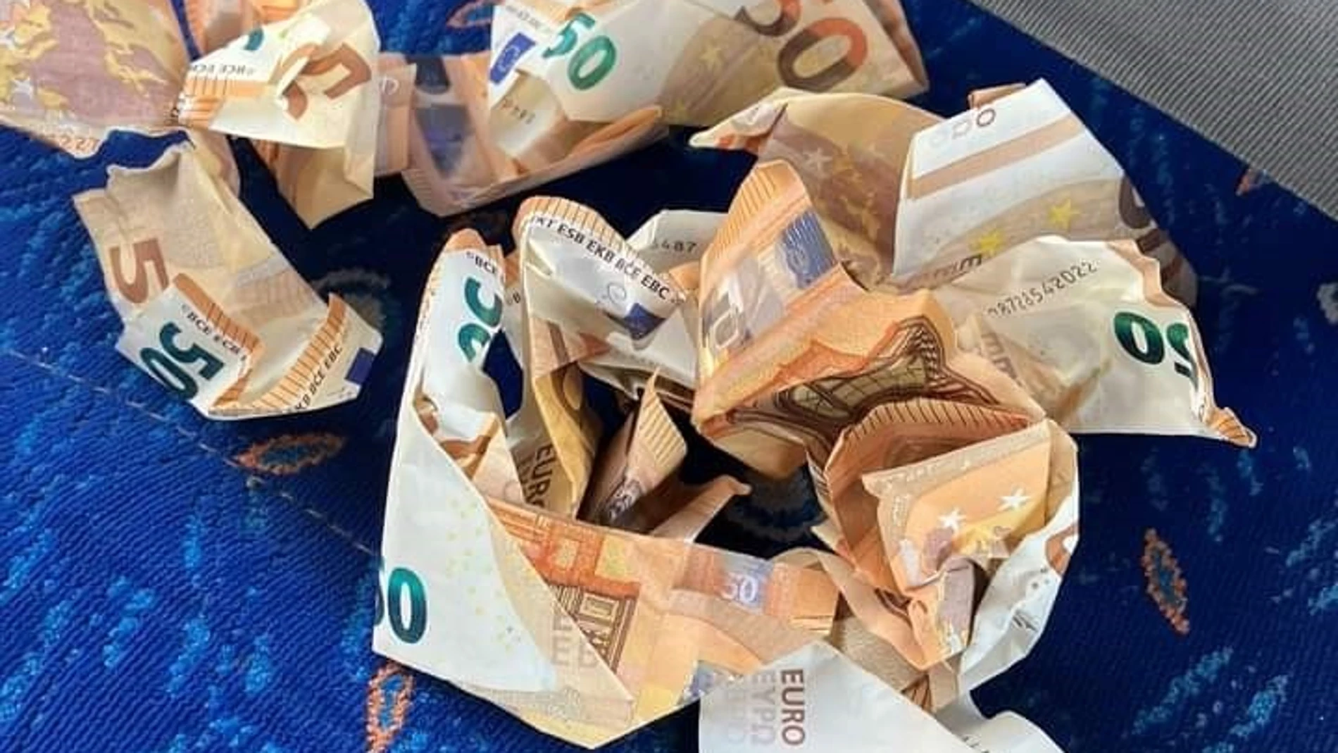 Billetes de 50 euros recogidos de la A-7 en Marbella