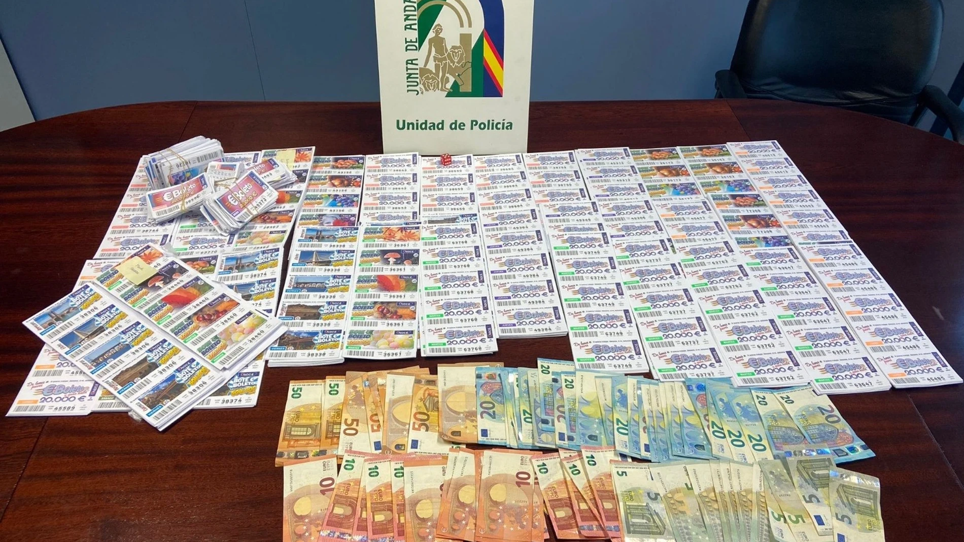 La Unidad de Policía Adscrita interviene en la provincia de Cádiz 11.000 boletos de lotería clandestina